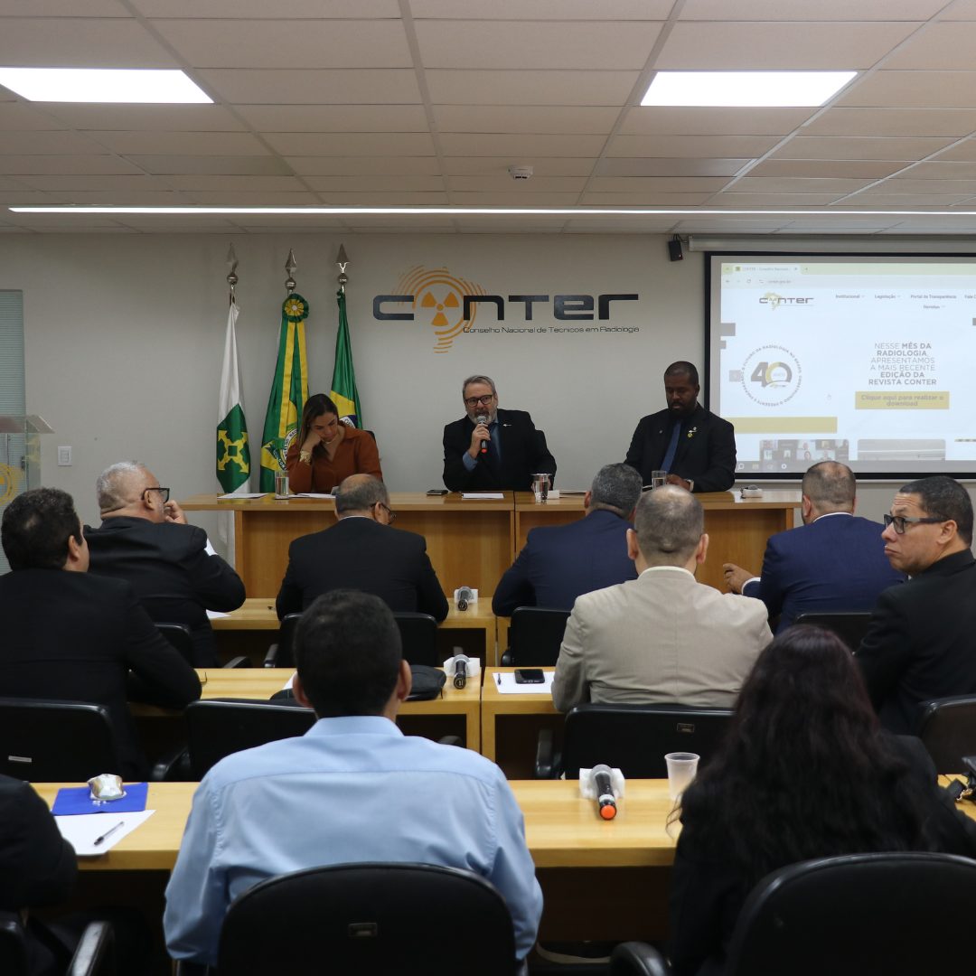 Na sede do CONTER, representantes dos CRTRs se reúnem para dialogar sobre os desafios da Radiologia.
